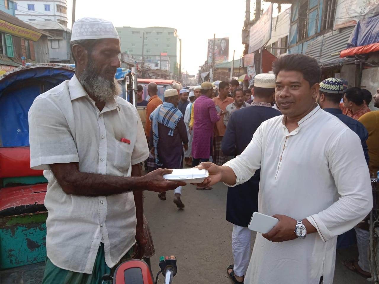 অসহায় মানুষের মাঝে খাবার বিতরণ