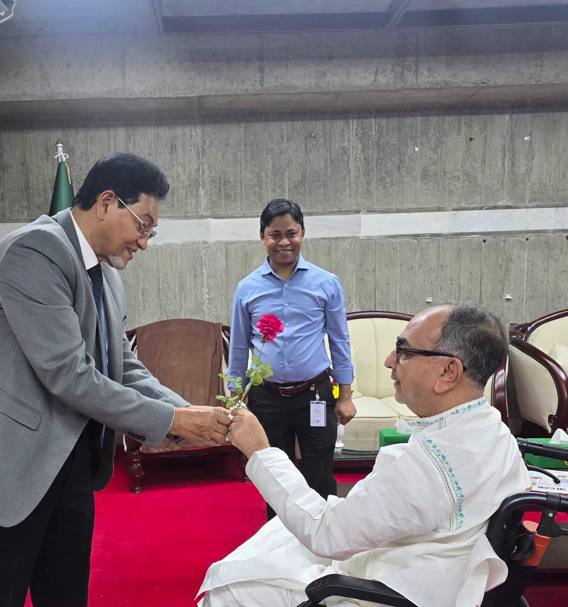 মাননীয় চিফ হুইপ মহোদয় ফুল দিয়ে গ্রহণ করছেন অসুস্থ এমপি মির্জা আব্বাস ভাইকে