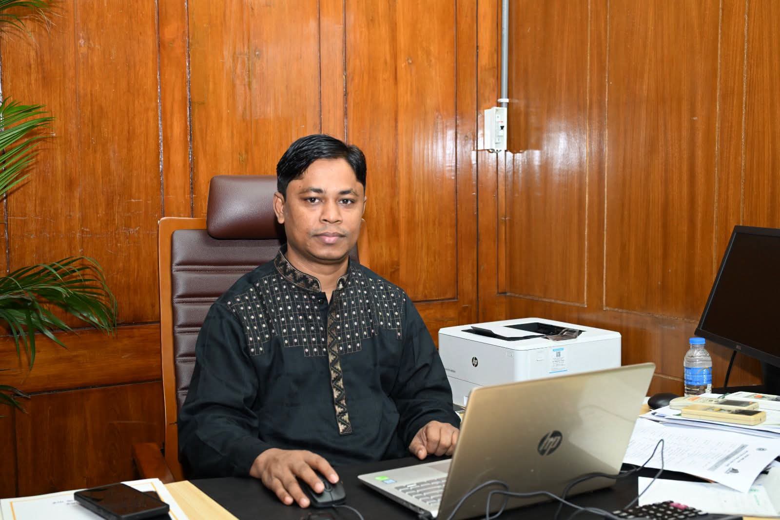 রূফ্ ফাউন্ডেশন এর চেয়ারম্যান তার অফিসে জাতীয় সংসদ ভবন ঢাকা